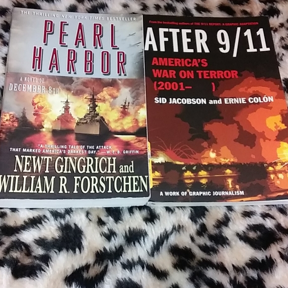 📚 Graphic Adaptation Books - Picture 1 of 3